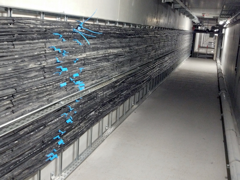 Bevestigen van div. kabels in gebouwen tegen ladders