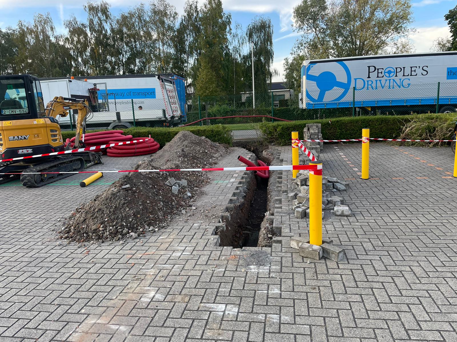 Opengraven sleuf in parking van Reynaers Aluminium