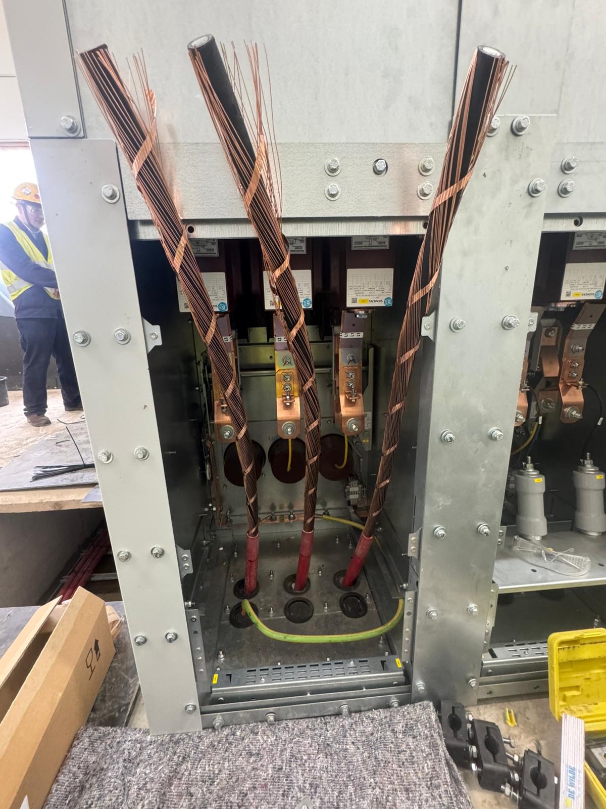 Nieuwe kabelgoten en nieuwe HS-kabels op monoblokken